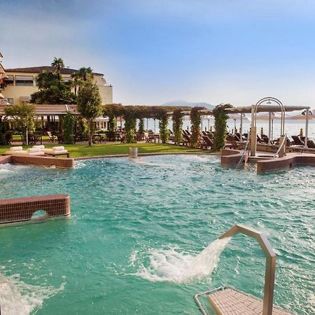 Grand Hotel Terme Sirmione Kültér fotó The swimming pool at the hotel