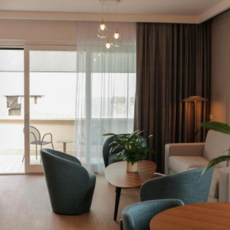 Grand Hotel Terme Sirmione Kültér fotó A living room in a modern apartment