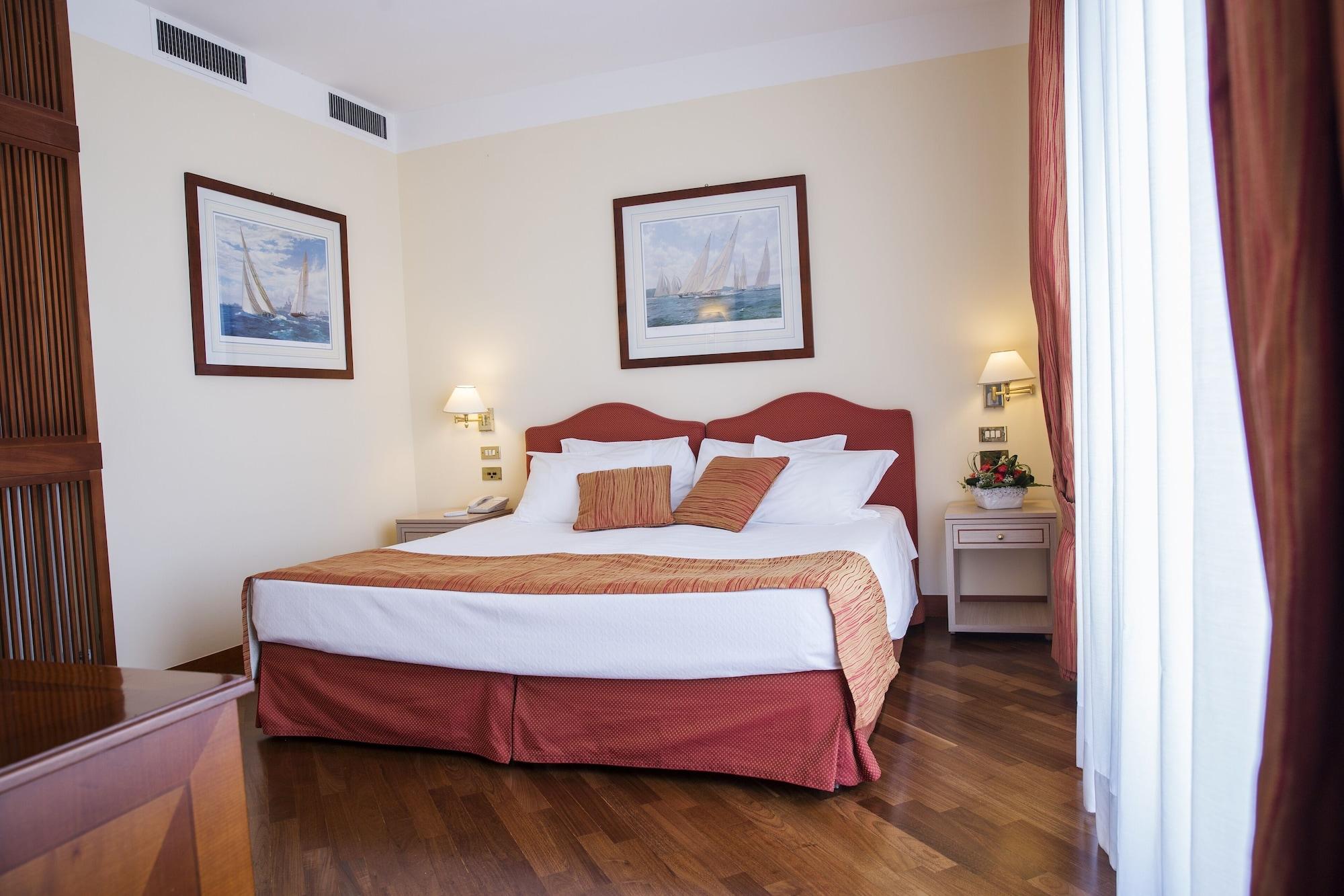 Grand Hotel Terme Sirmione Kültér fotó A room at the hotel