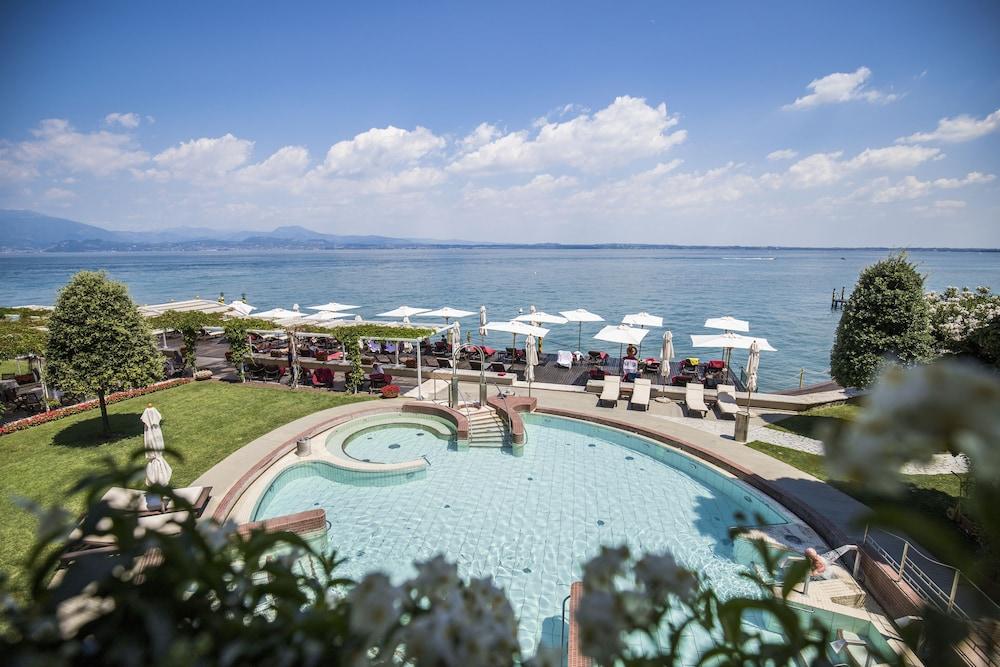 Grand Hotel Terme Sirmione Kültér fotó The swimming pool at the Dolder Grand