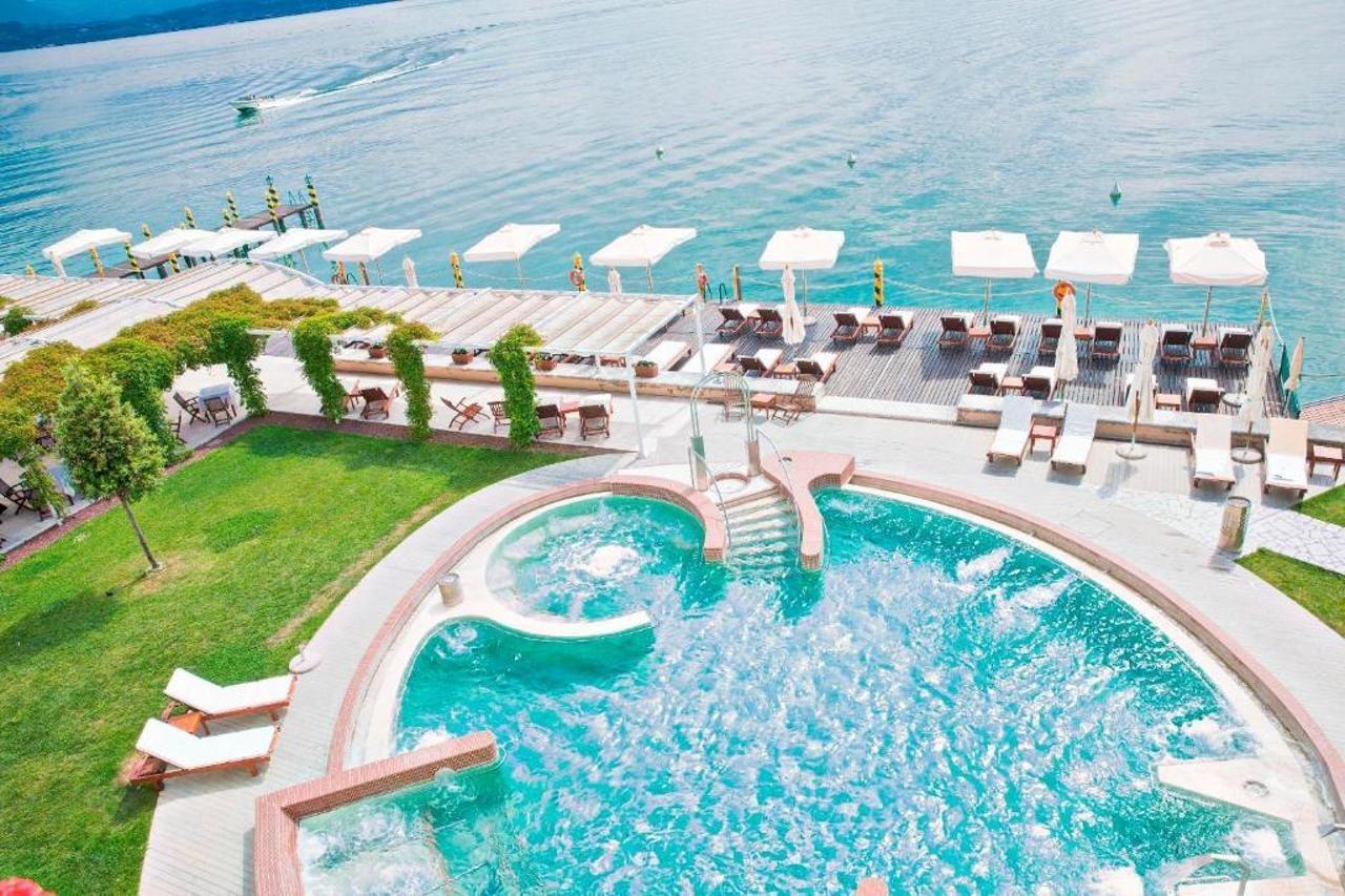 Grand Hotel Terme Sirmione Kültér fotó The swimming pool at the hotel