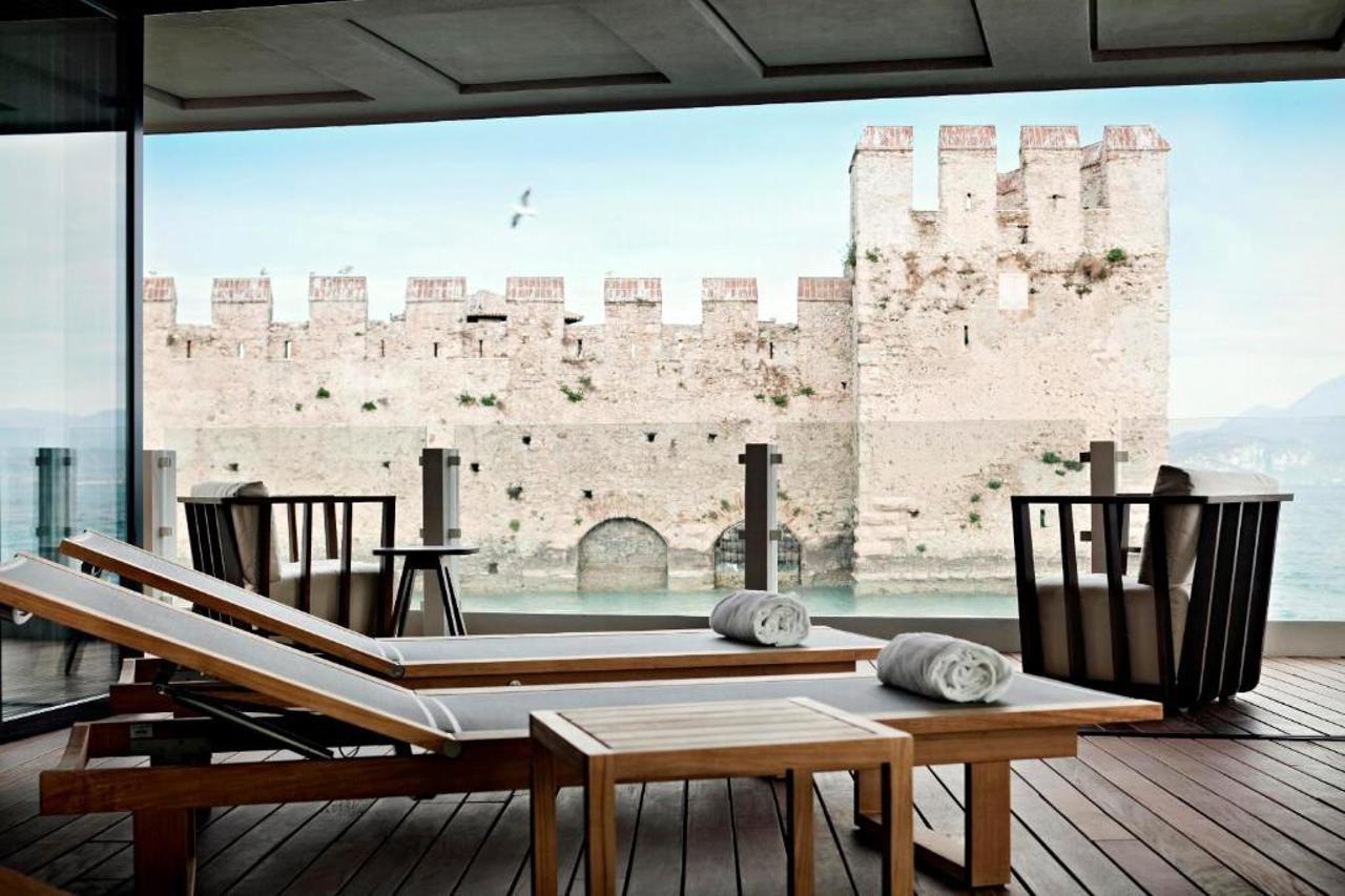 Grand Hotel Terme Sirmione Kültér fotó The hotel's rooftop pool
