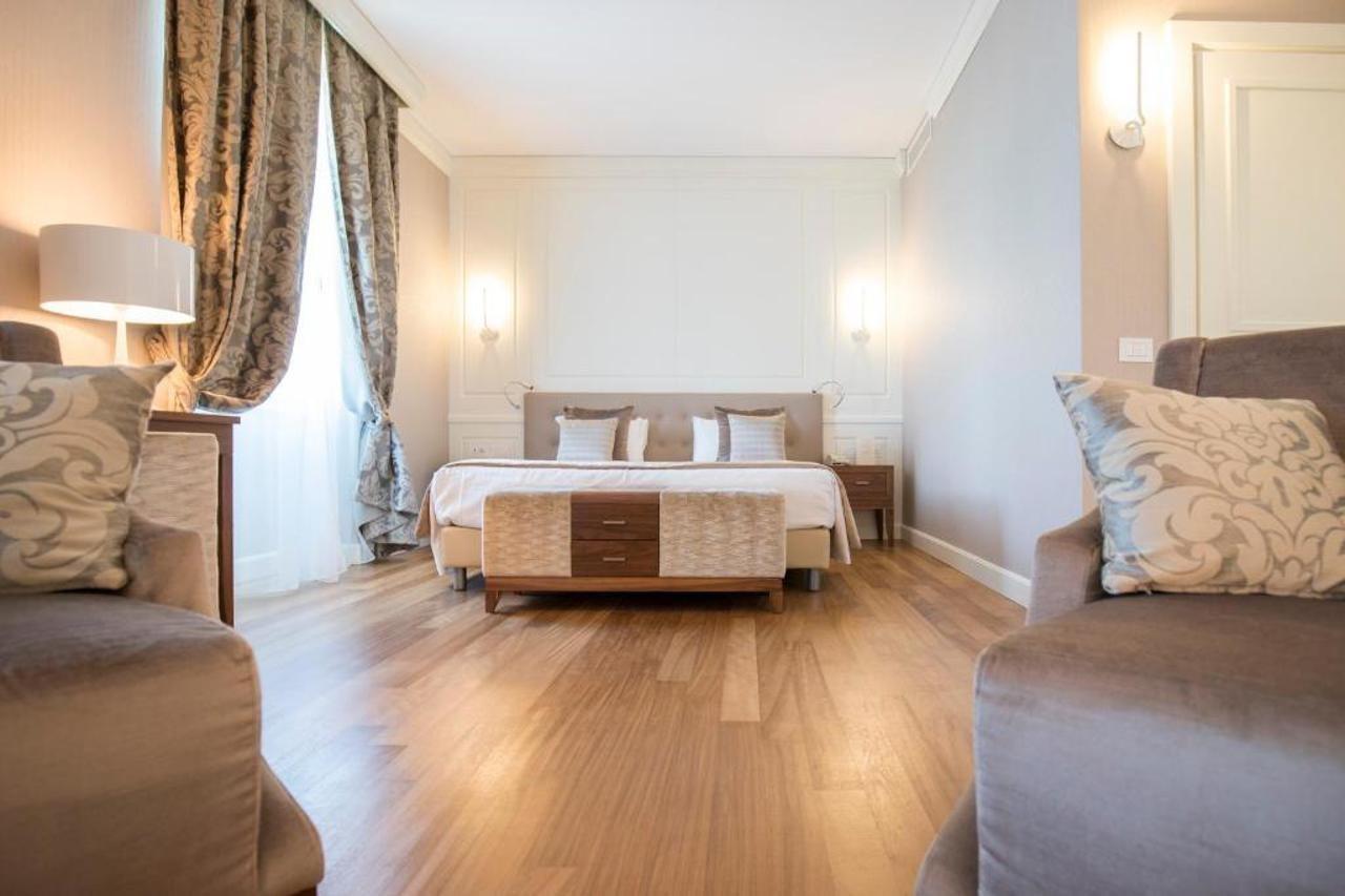 Grand Hotel Terme Sirmione Kültér fotó A room at the hotel