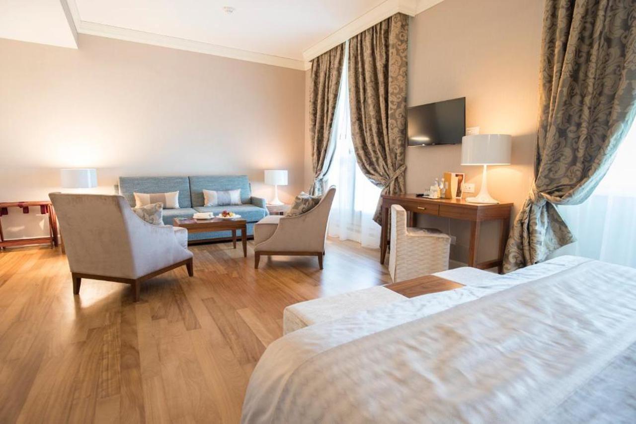 Grand Hotel Terme Sirmione Kültér fotó A room at the hotel