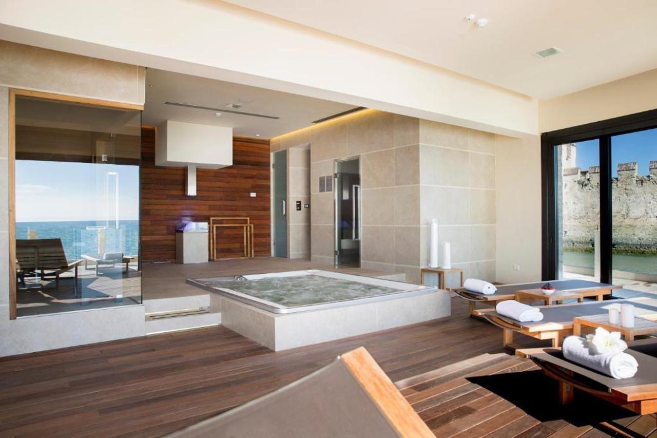 Grand Hotel Terme Sirmione Kültér fotó A modern Japanese bathroom