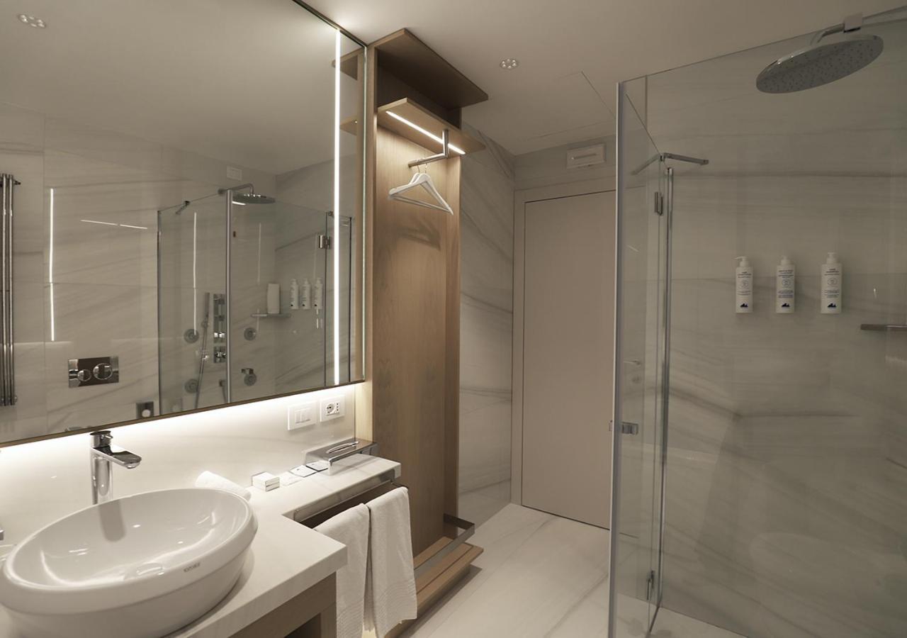 Grand Hotel Terme Sirmione Kültér fotó Bathroom