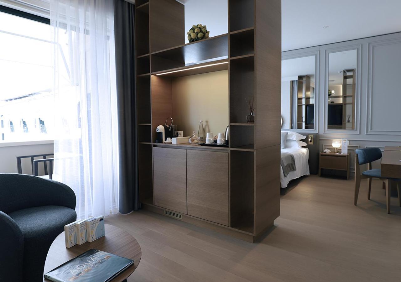 Grand Hotel Terme Sirmione Kültér fotó A suite at the hotel