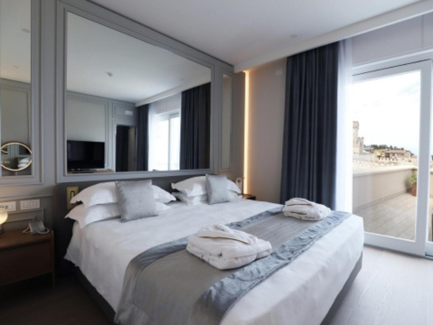 Grand Hotel Terme Sirmione Kültér fotó A bedroom at the hotel