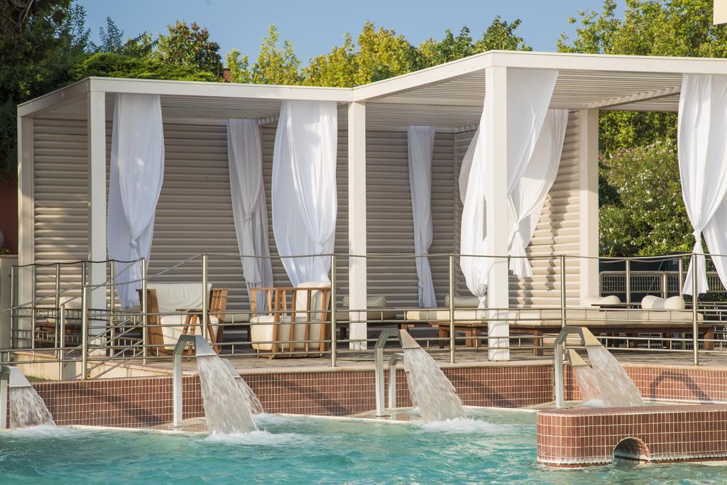 Grand Hotel Terme Sirmione Kültér fotó Cabana at the pool
