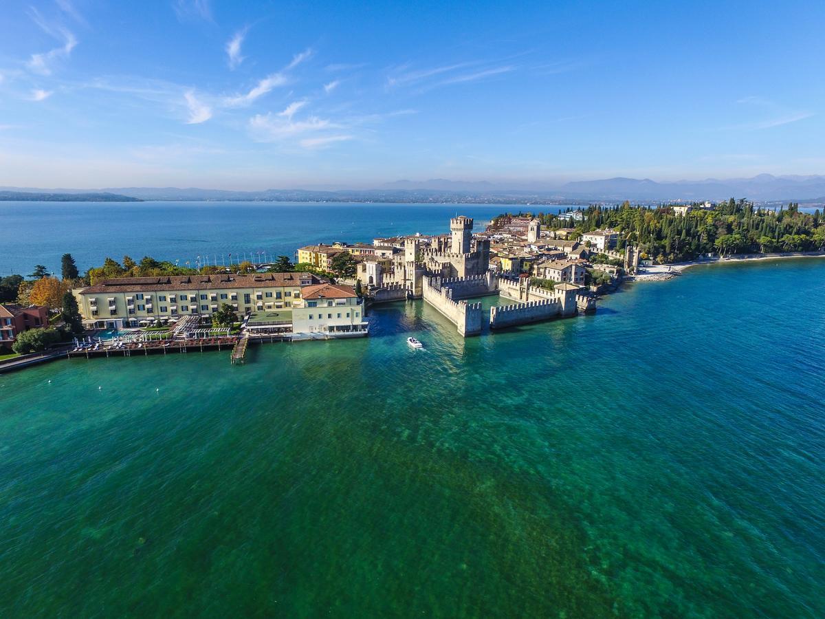 Grand Hotel Terme Sirmione Kültér fotó Aerial view of the town